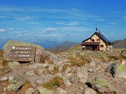 68 Benvenuti al Rif. Benigni (2222 m) con vista verso il Disgrazia nelle Alpi Retiche